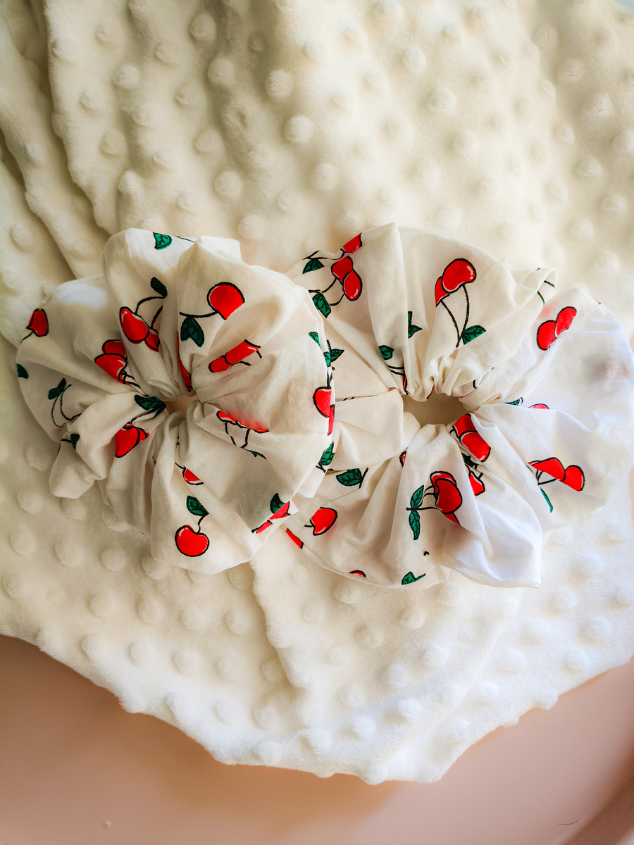 oplus_2097184 scrunchies cherry